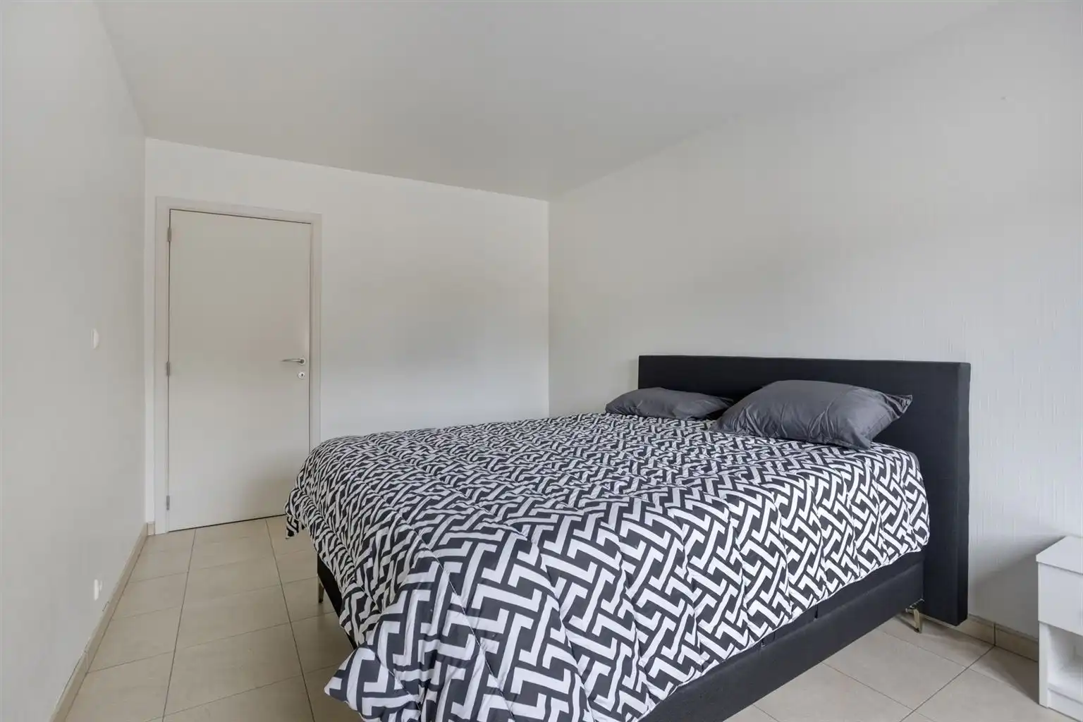 Ruim gelijkvloers appartement met gezellig, overdekt terras en ondergrondse garage, op een toplocatie vlak bij het centrum van Maaseik. foto 12