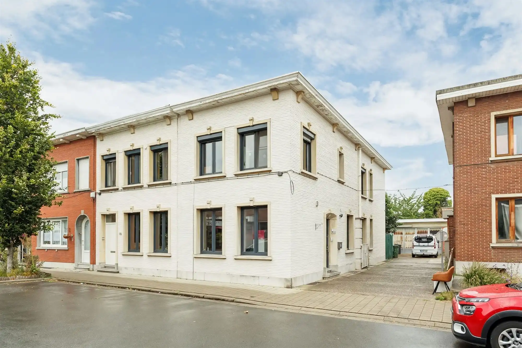 Instapklare gezinswoning met drie slaapkamers foto {{pictureIndex}}