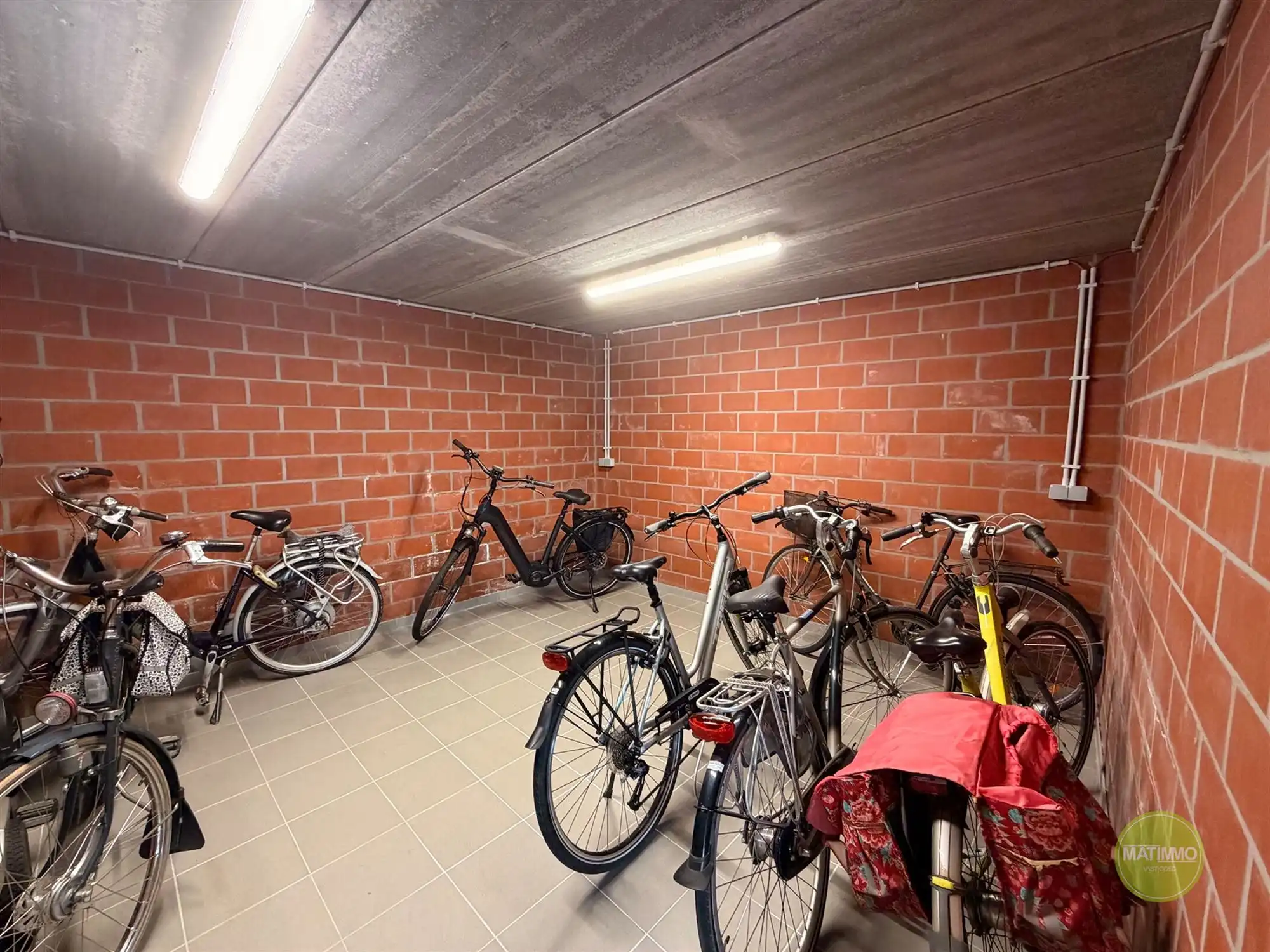 GELIJKVLOERS APPARTEMENT MET PRIVÉTUIN EN CARPORT IN MOL foto 20