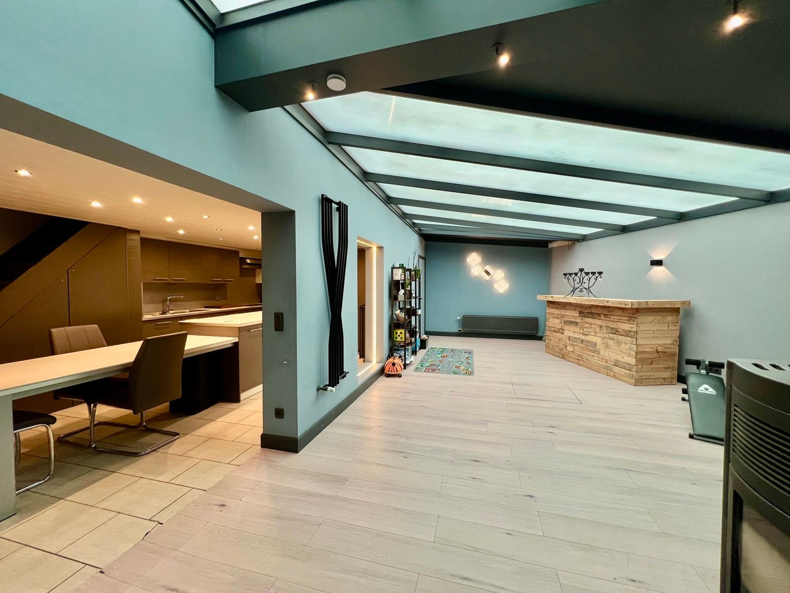 Zéér ruime gerenoveerde woning met 5 grote slaapkamers. foto 8