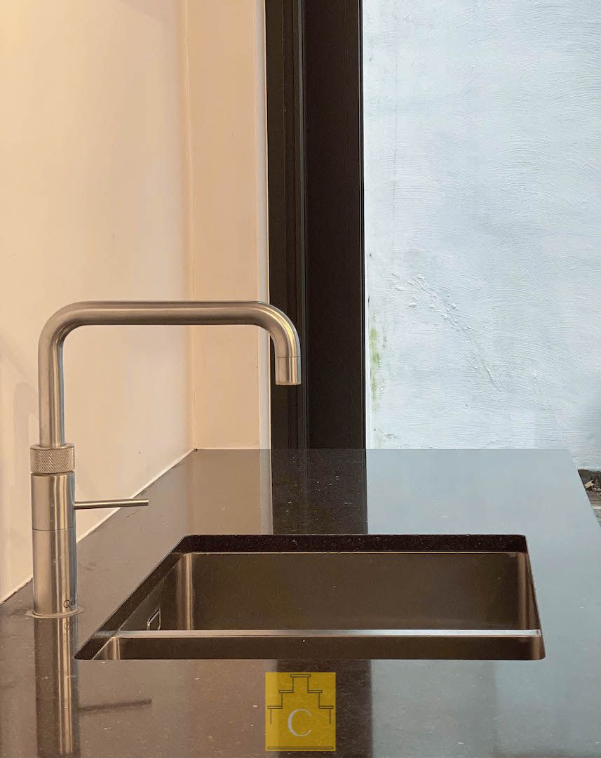 Trendy stadswoning - totaalrenovatie, strakke lijnen en een keitof terras - topligging Moerstraat foto 5