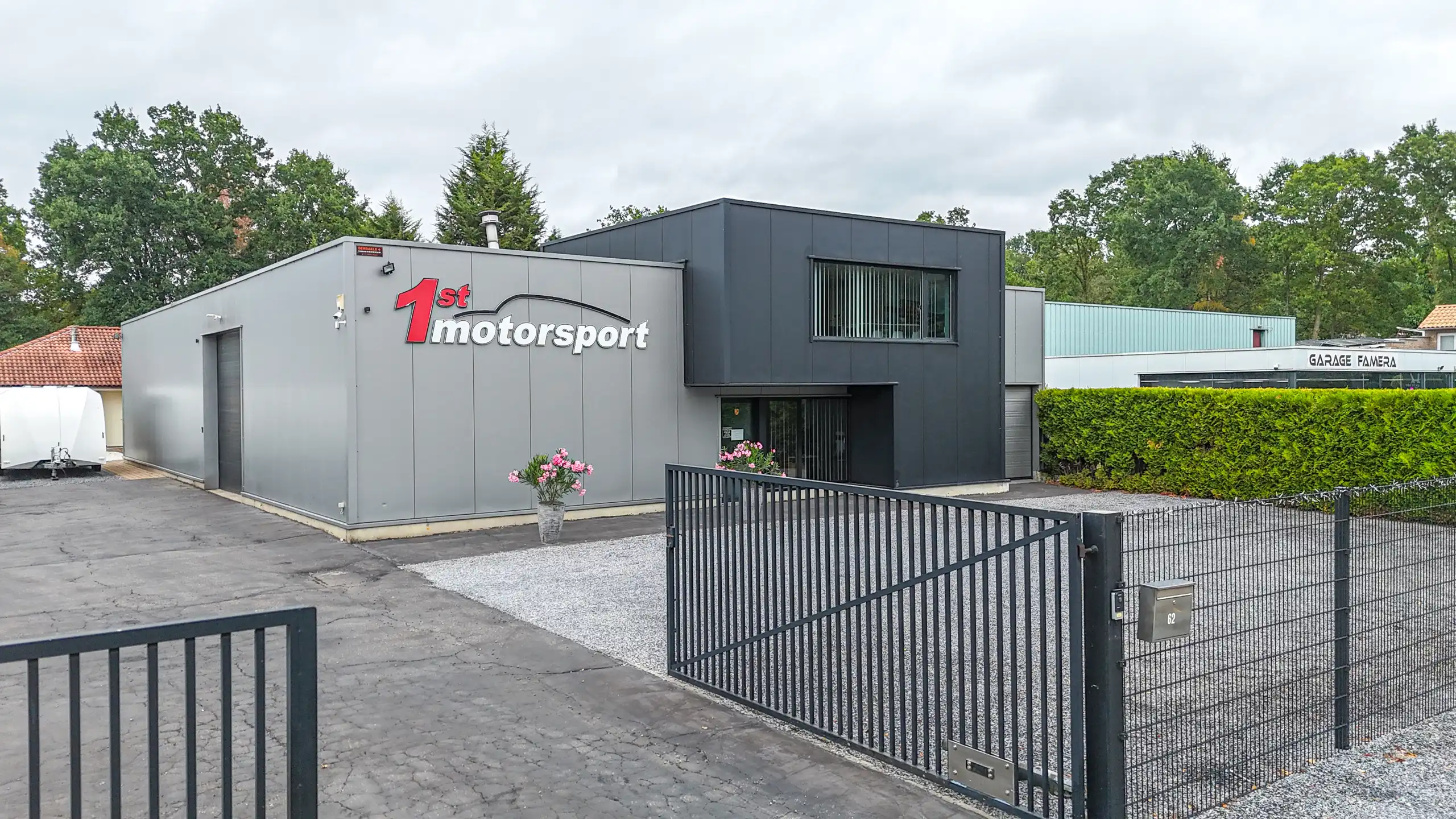 Gelijkvloerse woning met ruim magazijn en zwembad! foto 68