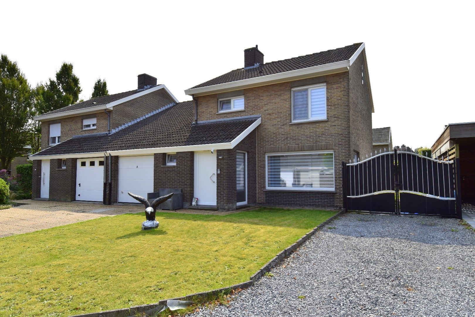 Halfopen bebouwing met 4 slaapkamers, garage, zonnige tuin te koop in Gullegem foto {{pictureIndex}}