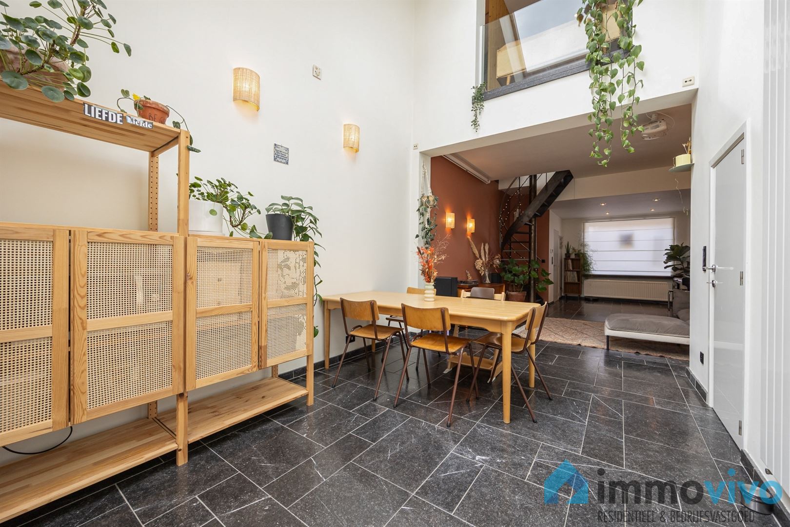Lichtrijke woning met aangename tuin en garage met oprit foto 11