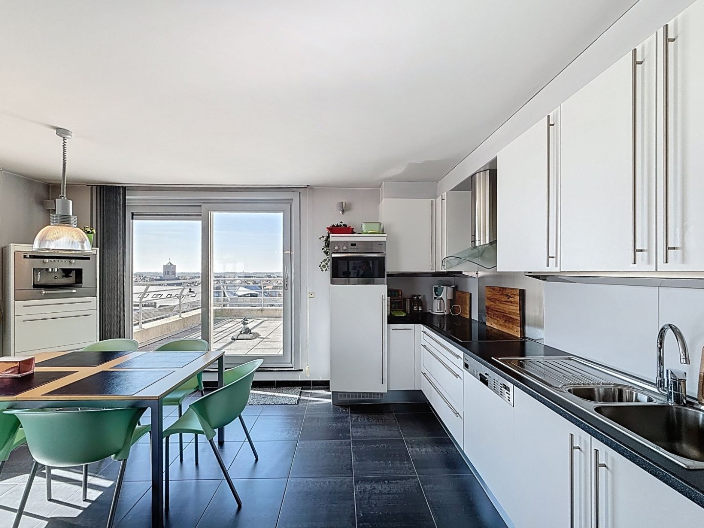 Hoofdfoto van de publicatie: Dakappartement met twee zeer ruime terrassen op toplocatie te Oostende