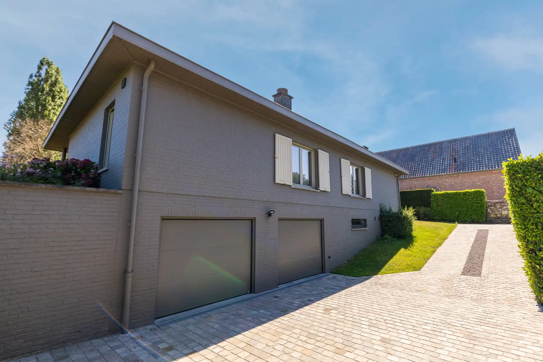 Ruime laagbouwvilla in residentiële villawijk foto 4