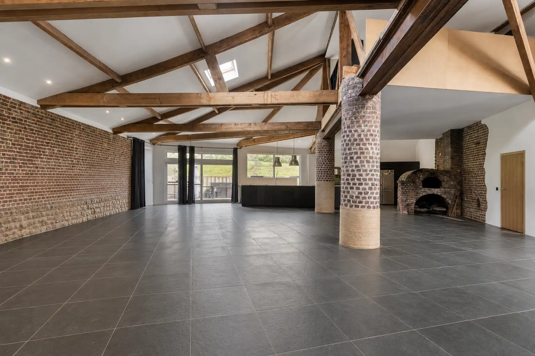 Ruime  gerenoveerde hoeve met werkplaats, zwembad en EPC B foto 7