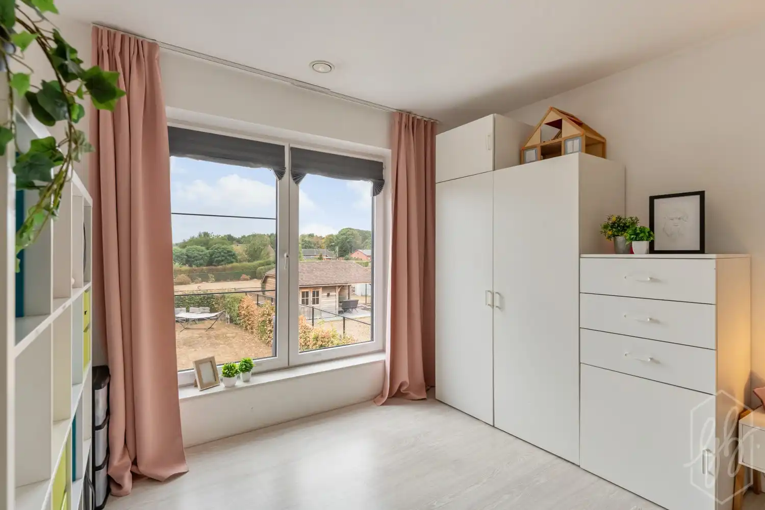 Instapklare BEN woning uit 2019 met zuidgerichte tuin en poolhouse foto 17