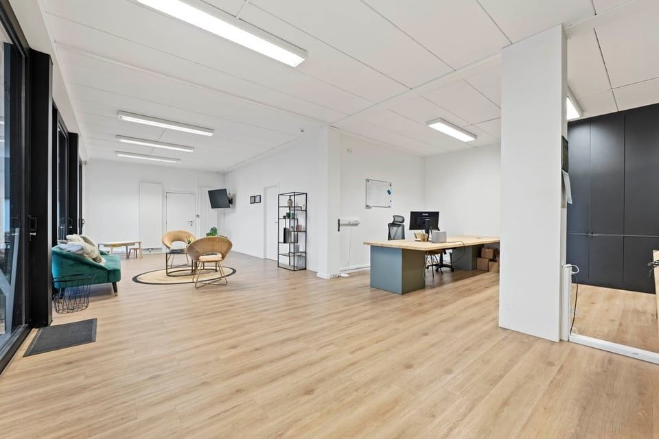 PROFFESIONELE WERKRUIMTE MET TERRAS EN 6 PARKEERPLAATSEN IN SINT-TRUIDEN foto 3