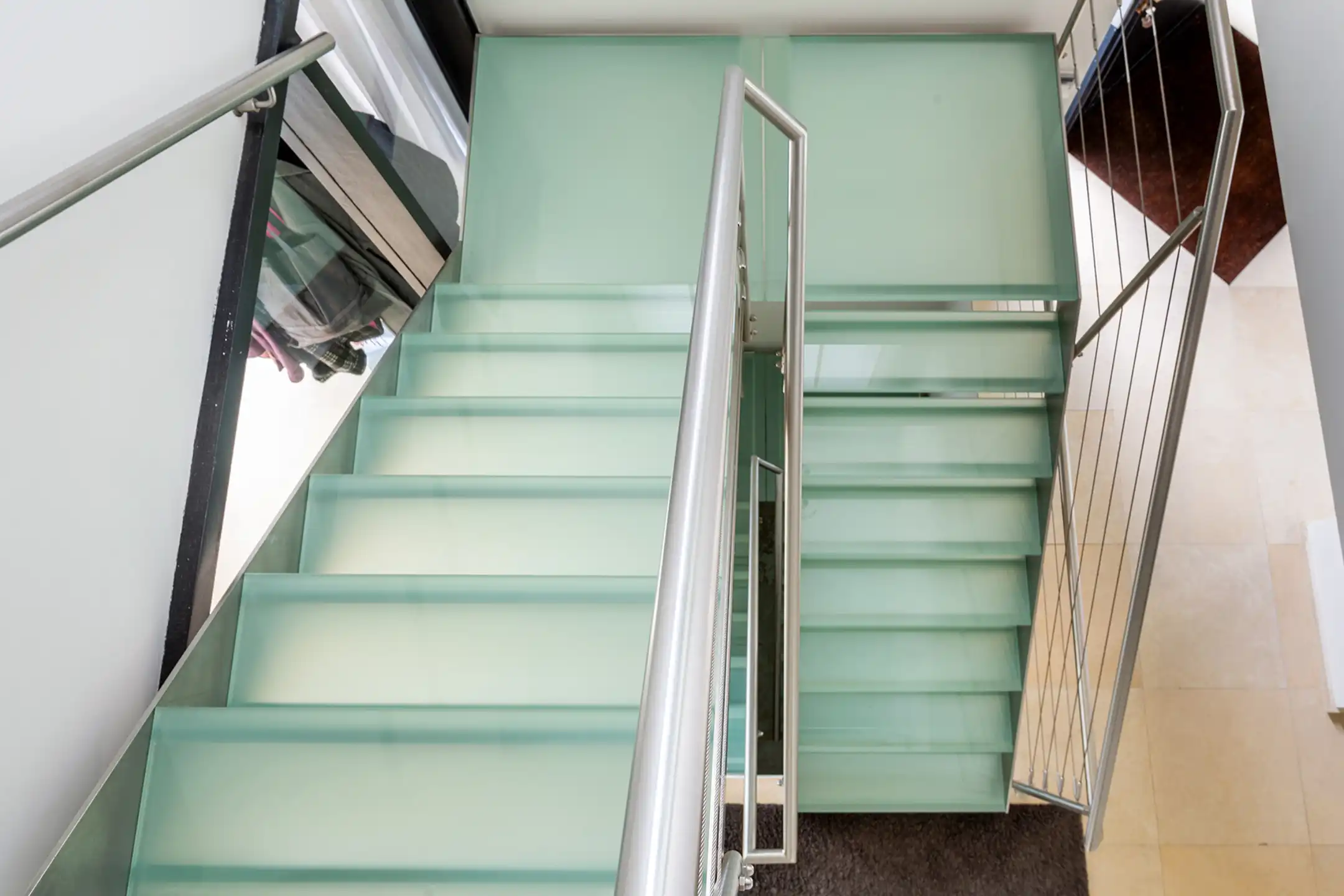 Topgelegen architectenwoning met ruim tuin en binnenzwembad. foto 32