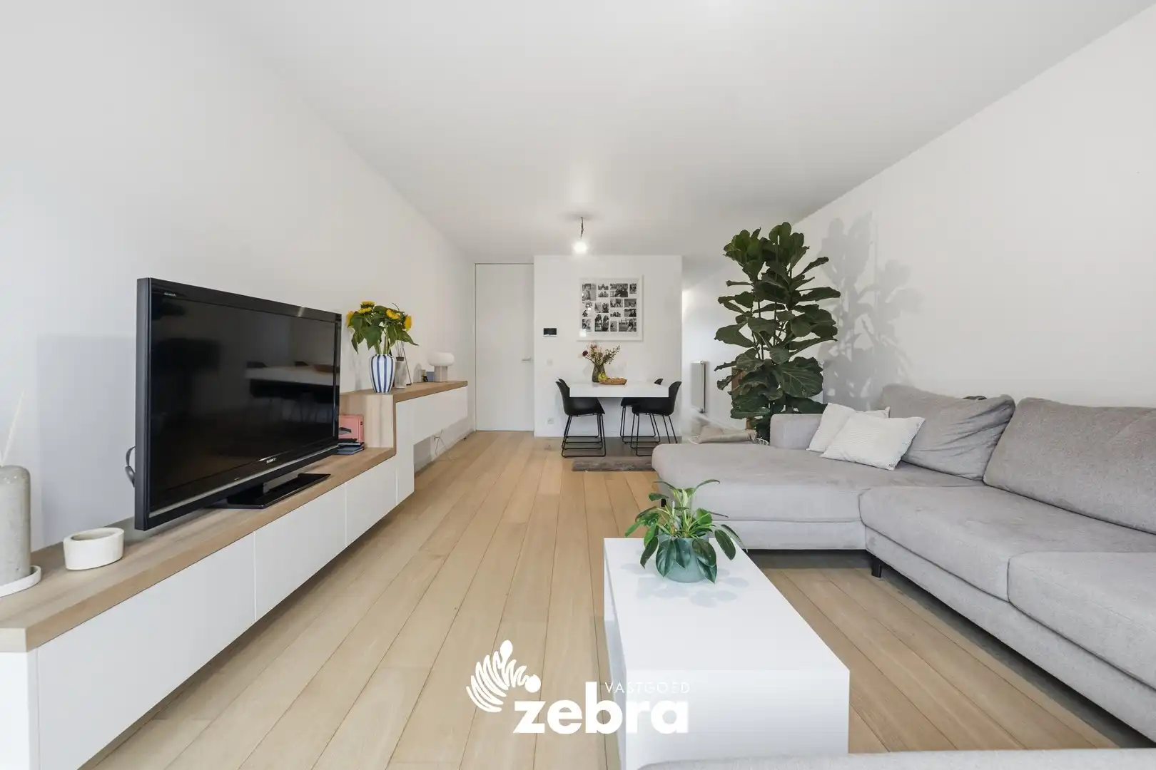 Instapklare woning met achterliggende garage en uitweg! foto 5