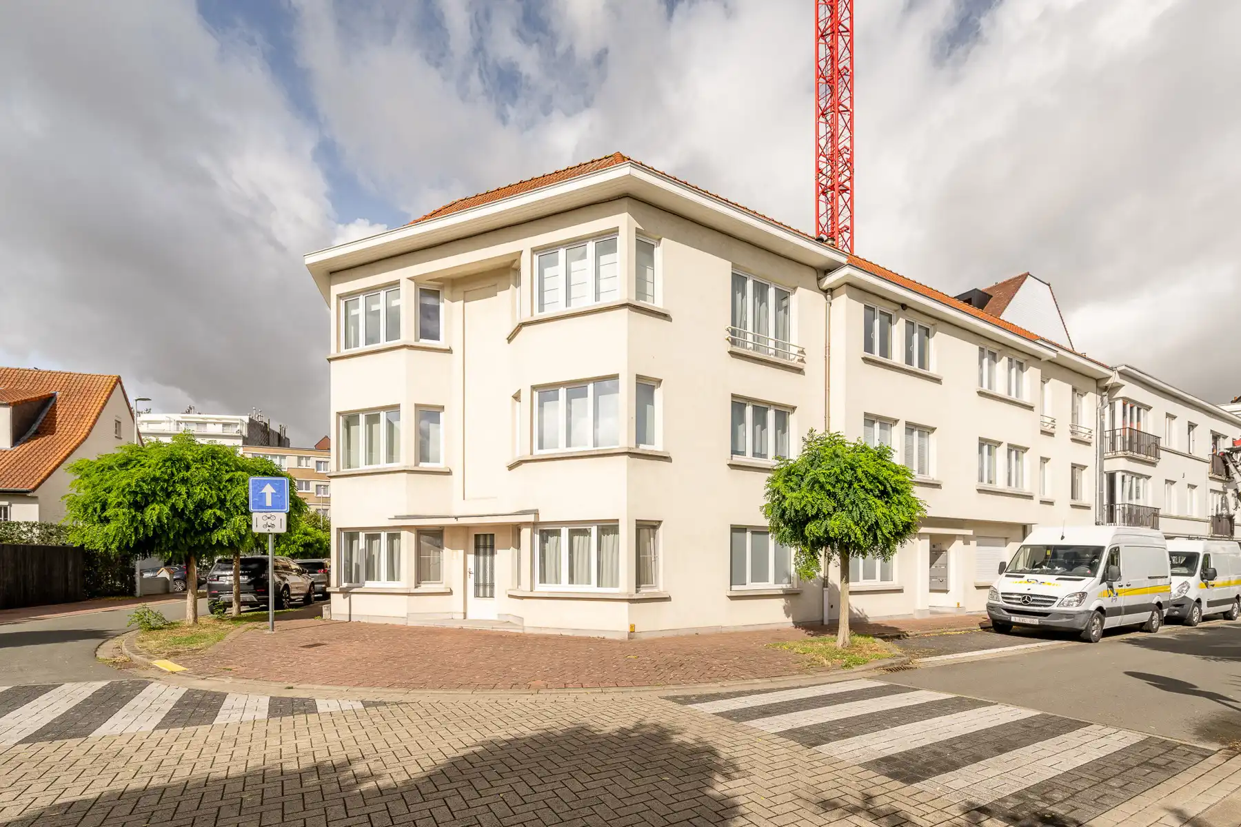 Gemeubeld drie slaapkamerappartement vlakbij de Zoutelaan met parking foto 18