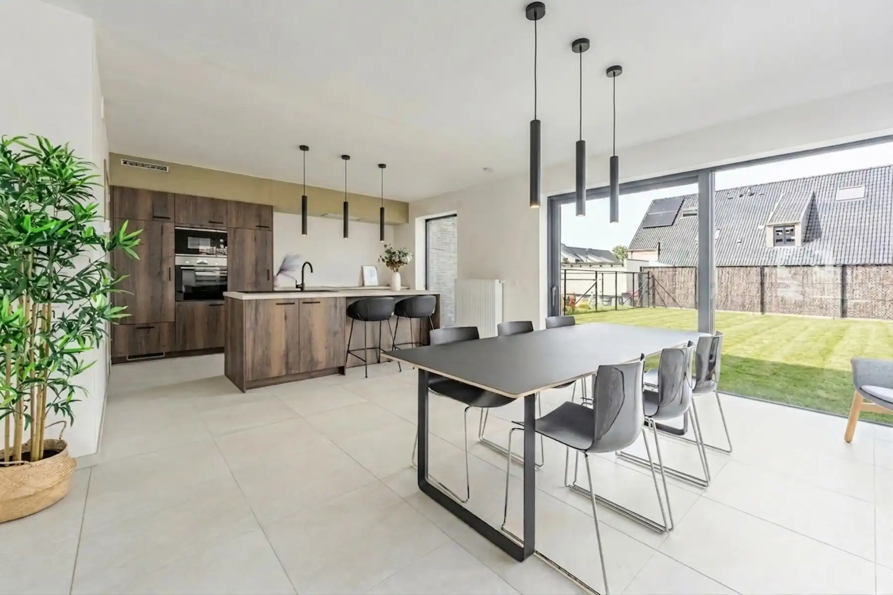 Moderne, halfopen woning foto 3