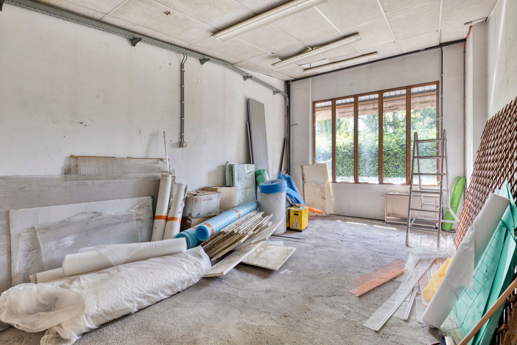 Magazijn met burelen, buitenruimte en bouwopties voorzijde. foto 15