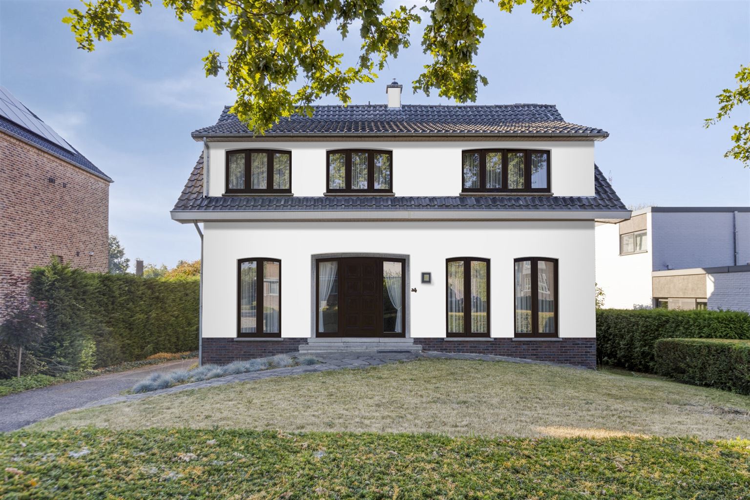Karaktervolle, vrijstaande woning met 4 slaapkamers, veranda, dubbele garage, volledig onderkelderd op een perceel van 17a48ca, centraal gelegen bij het centrum. foto 2