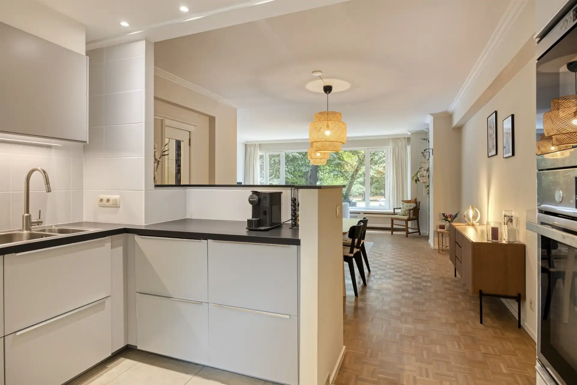 Appartement te koop met 2 slaapkamers en terras in Berchem!  foto 6