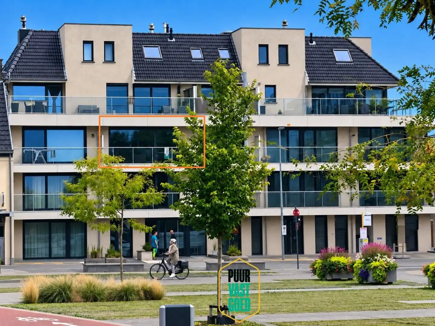 Recent appartement aan station met leuk zicht op plein foto {{pictureIndex}}