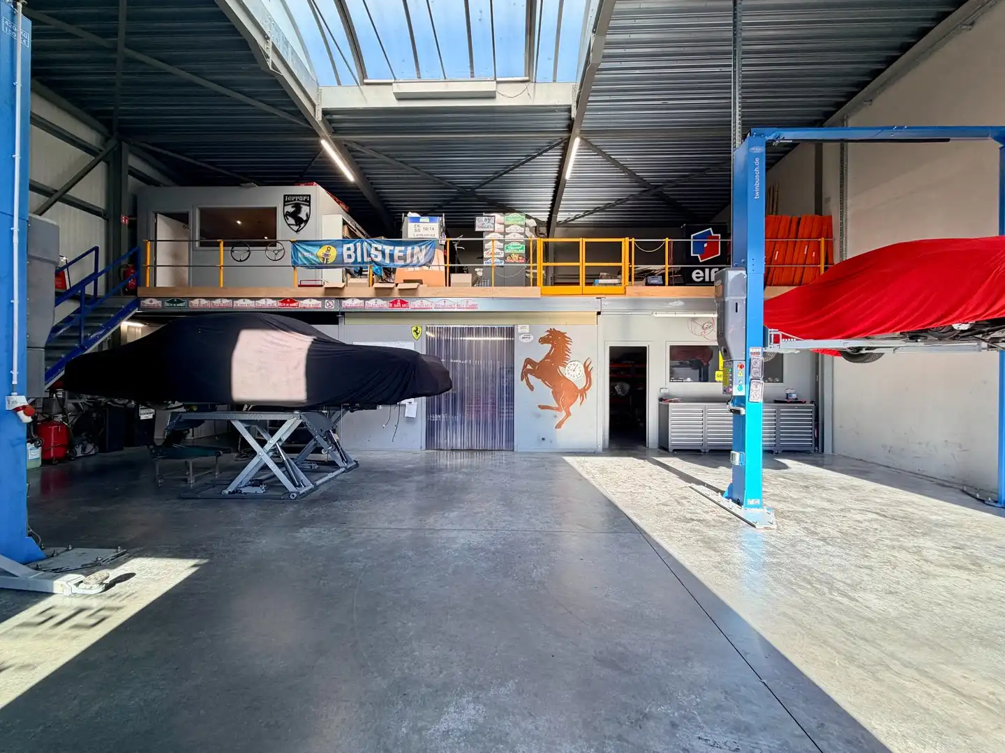 Ruime loods met parkeerplaats te Wielsbeke! foto 2
