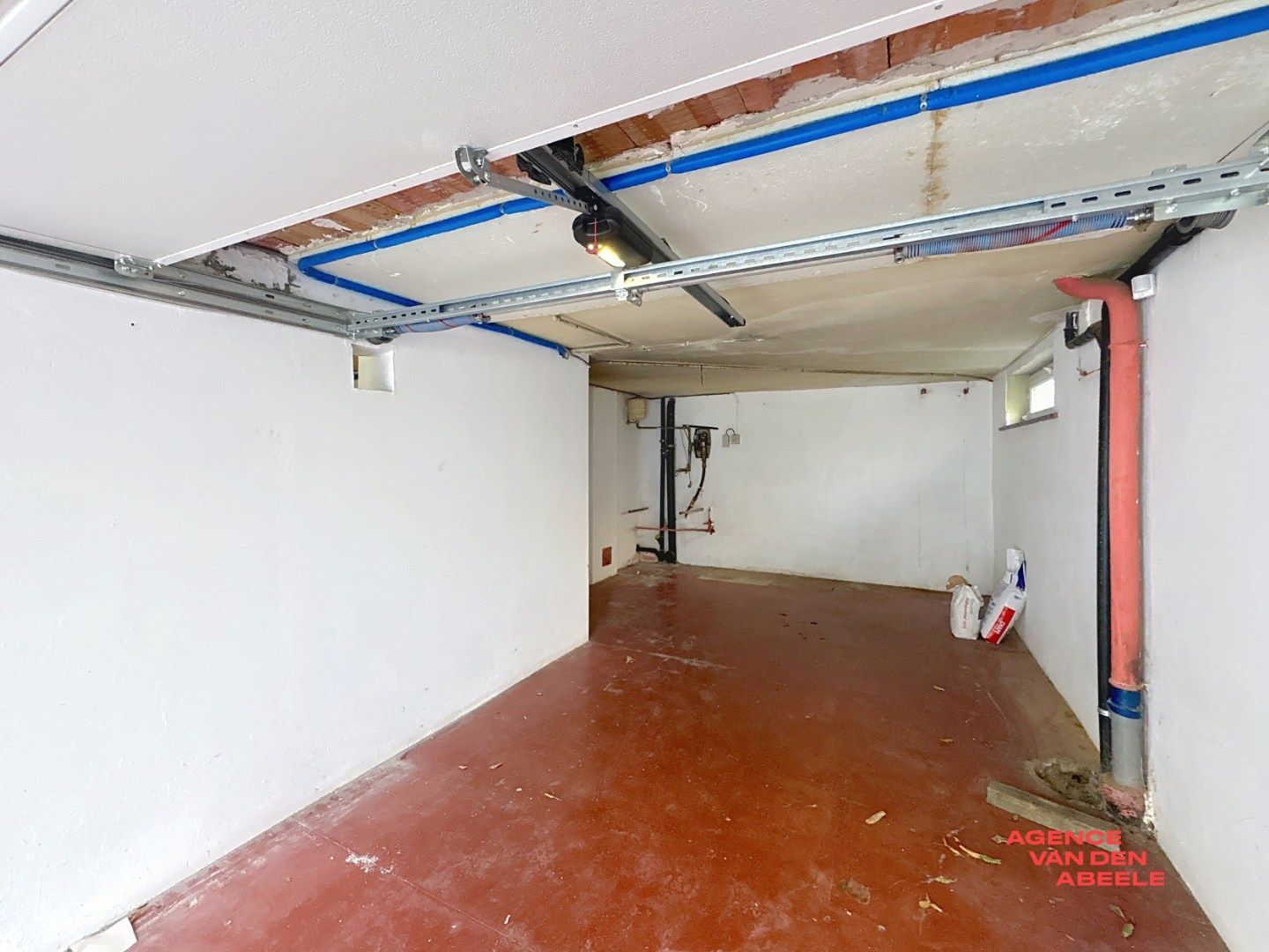 Ruime alleenstaande villa met grote tuin en veranda foto 23