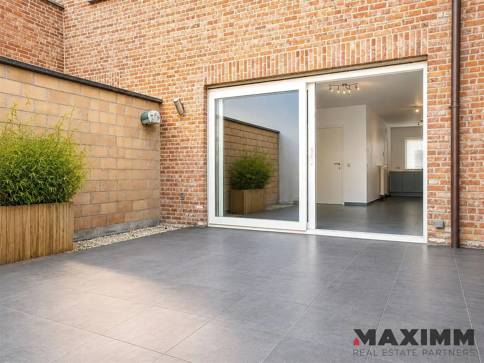 Studio met ruim terras gelegen op 250 meter van het Station foto 11