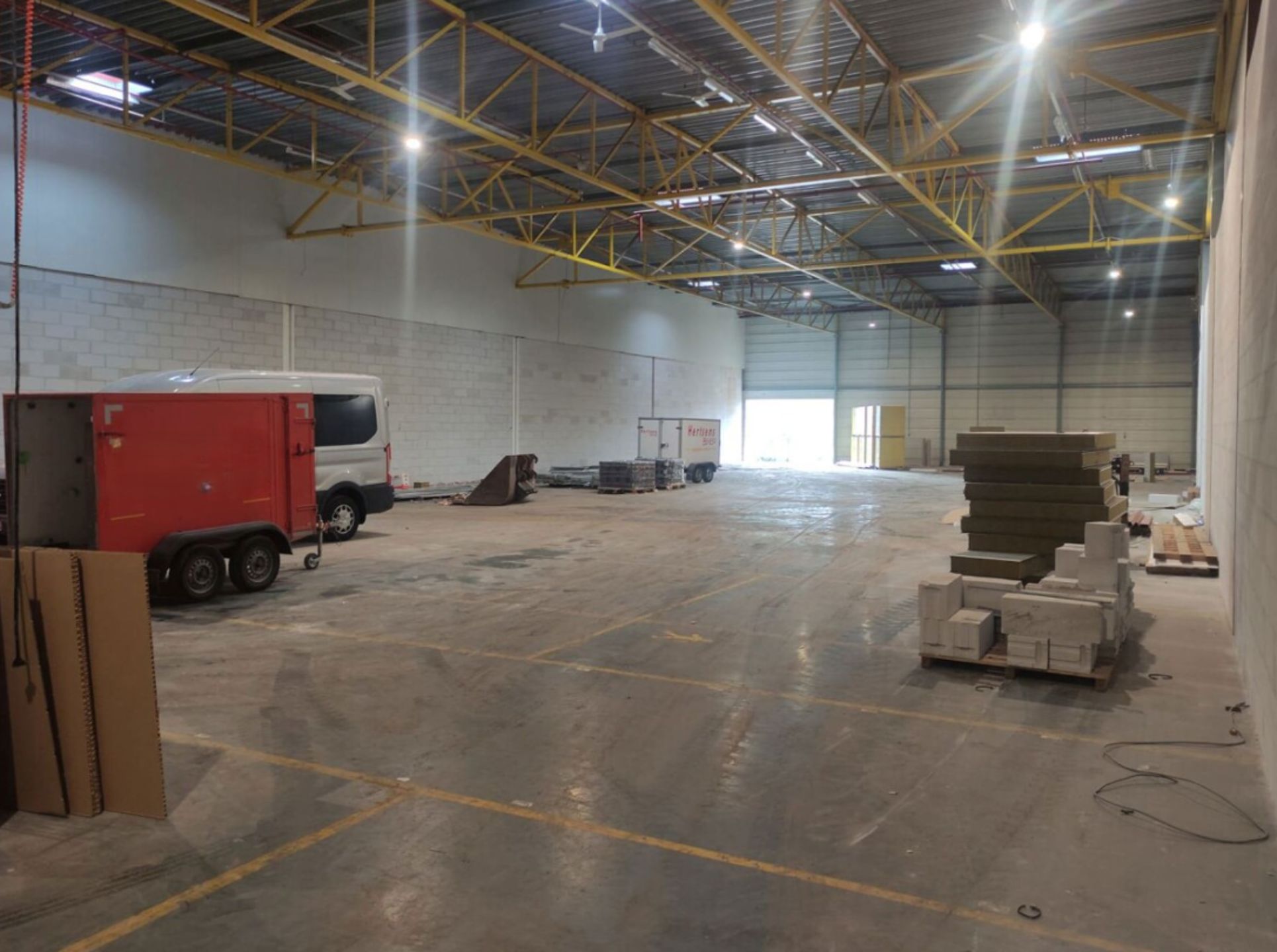 Logistieke ruimte met laadkades te huur foto 3