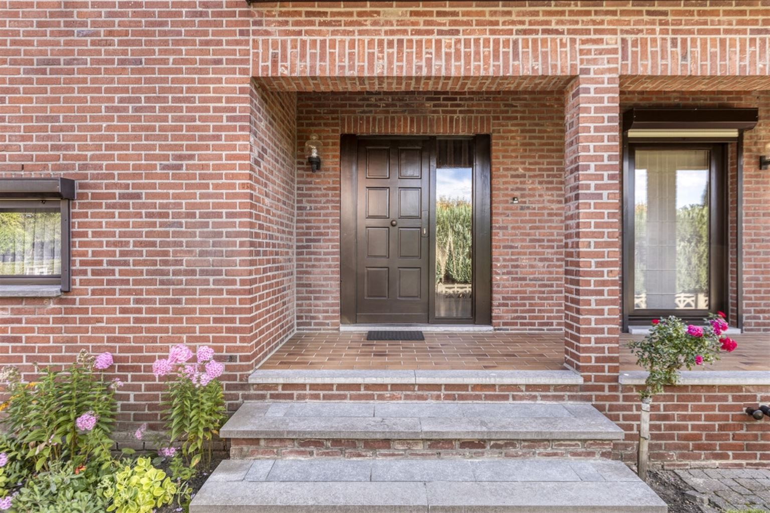 Ruime gezinswoning voorzien van 5 slaapkamers, garage, kelder en tuin nabij het centrum van Neeroeteren. Tevens mogelijkheden voor het uitoefenen van een vrij beroep, praktijkruimte, kapsalon, etc.  foto 2
