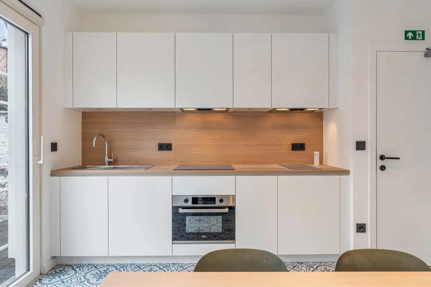 TOTAALRENOVATIE - Goed gelegen en gemeubelde studentenkamer met eigen sanitair (wc, douche & wastafel)! foto 6