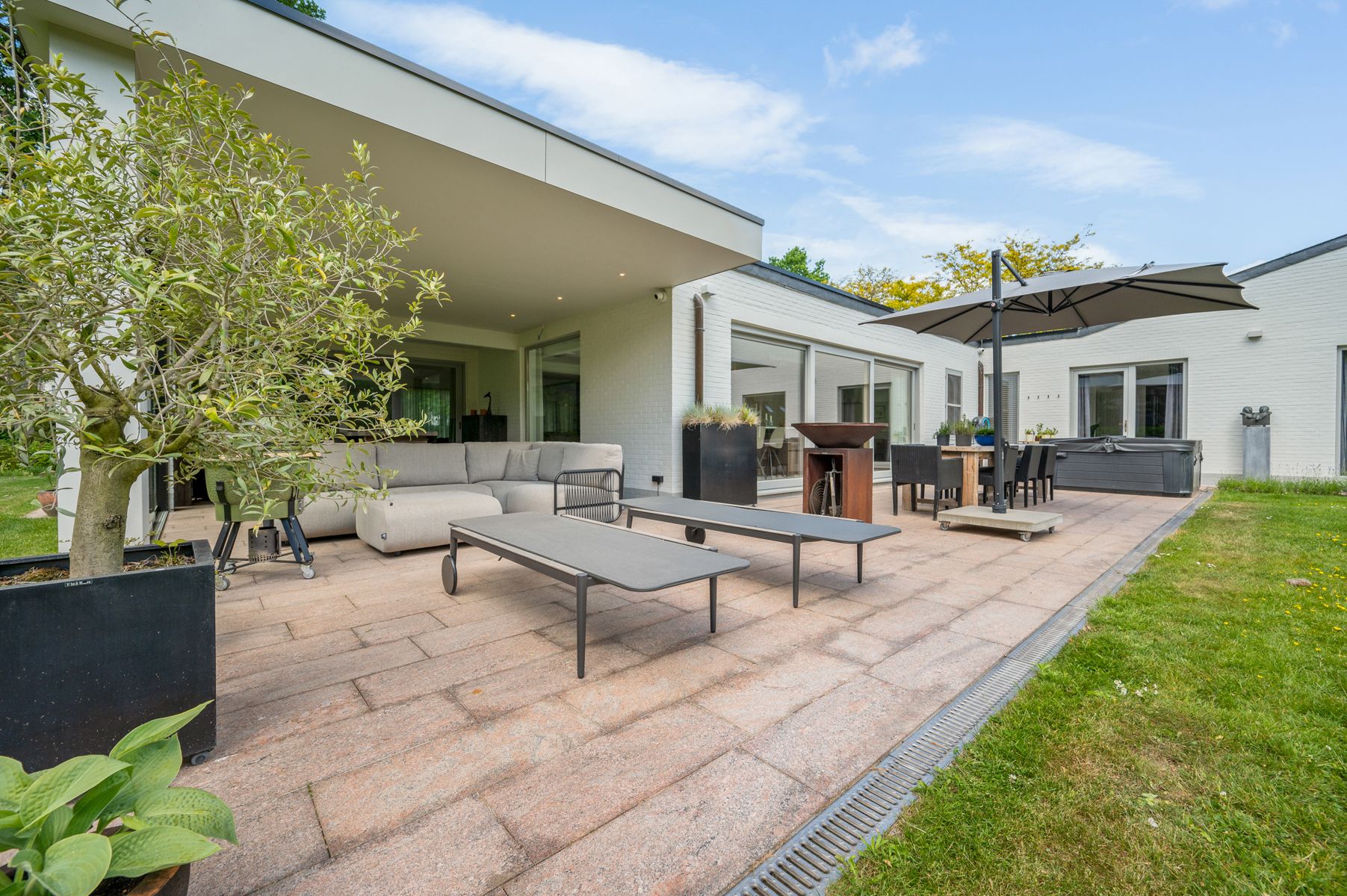 Residentiëel gelegen gelijkvloerse villa op ca. 3.008 m². foto 37