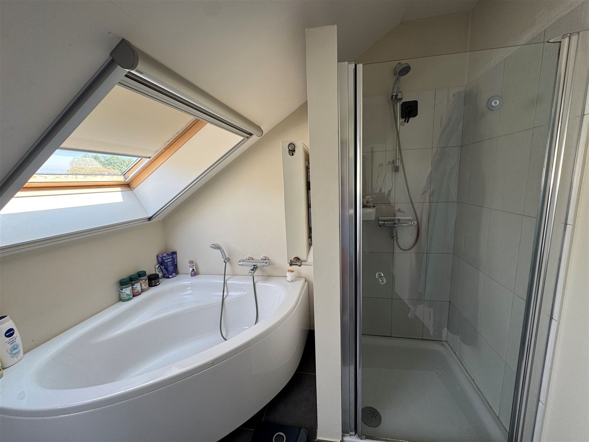 PERFECT ONDERHOUDEN DUPLEX APPARTEMENT (100M²) MET 3 SLAAPKAMERS + WASPLAATS EN TERRAS TE BEVERLO foto 10