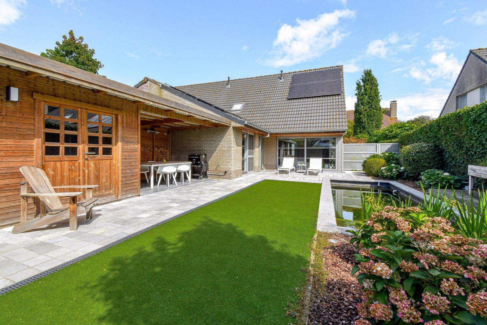 Stijlvol afgewerkte woning met tuin, zwemvijver en uniek zicht foto {{pictureIndex}}