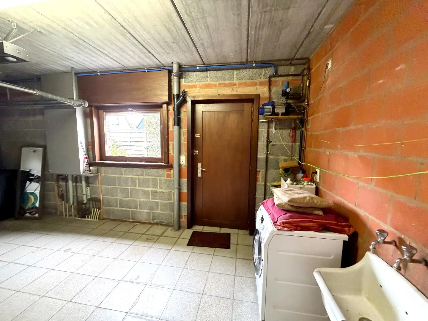 Instapklare open bebouwing met gelijkvloerse slaap- en badkamer en drie slaapkamers op verdiep. foto 22