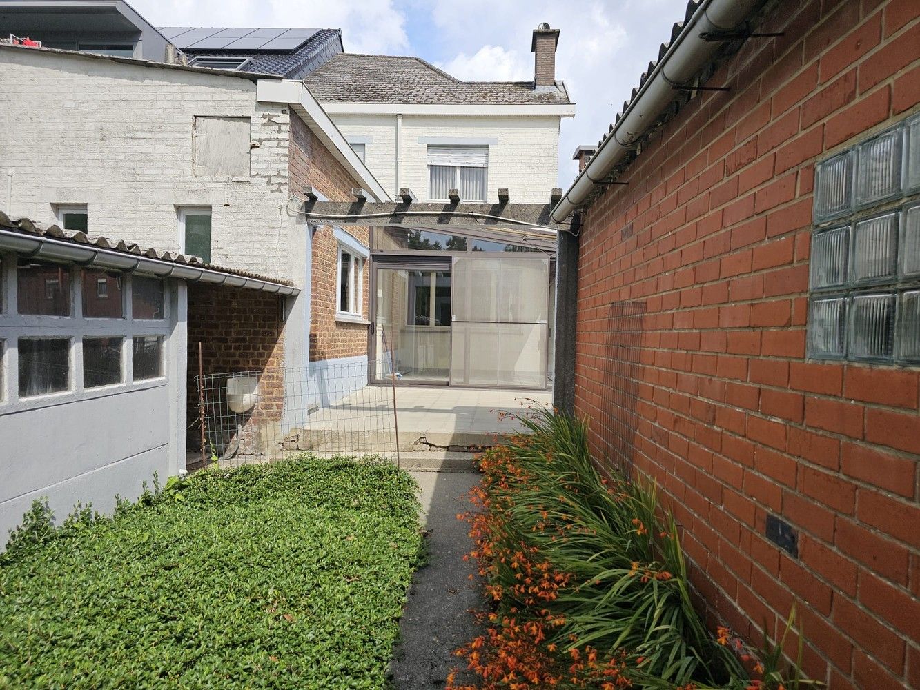 Karaktervolle driegevelwoning met tuin en garage foto 8