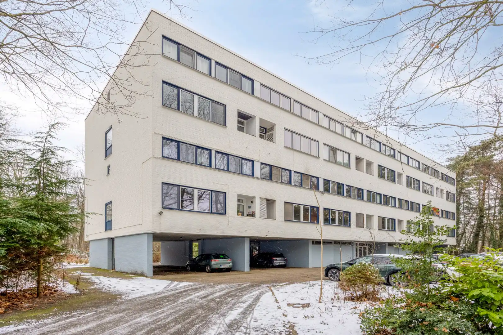 Rustig gelegen gezellige appartement met 2 slpks, terras en dubbele carport !  foto {{pictureIndex}}