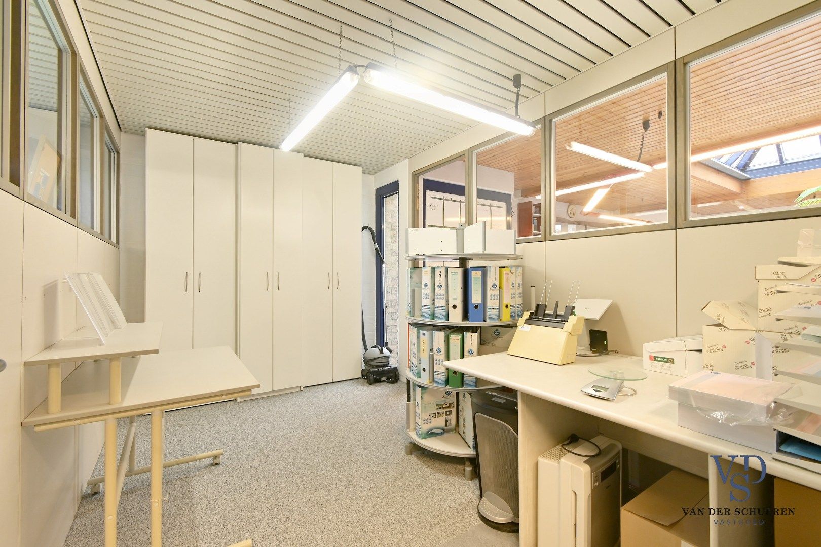 Ruim handelspand met penthouse in villastijl foto 8