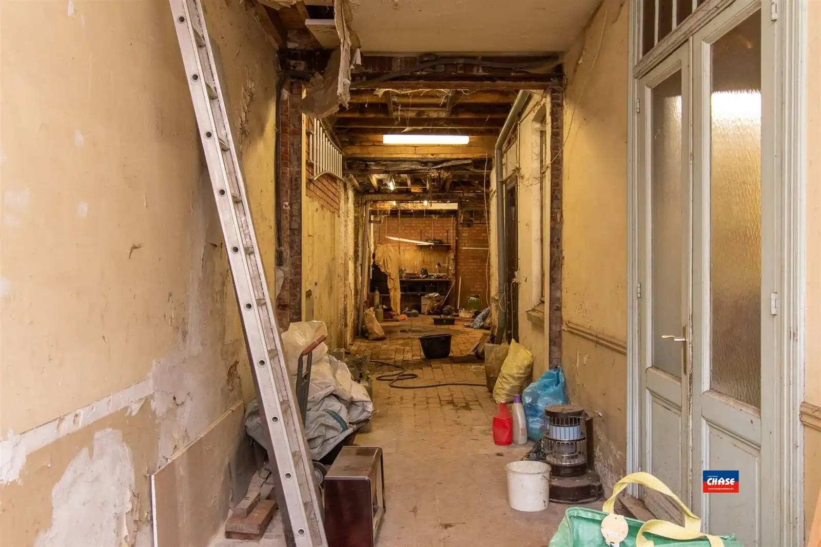 Te renoveren rijwoning met magazijn foto 14
