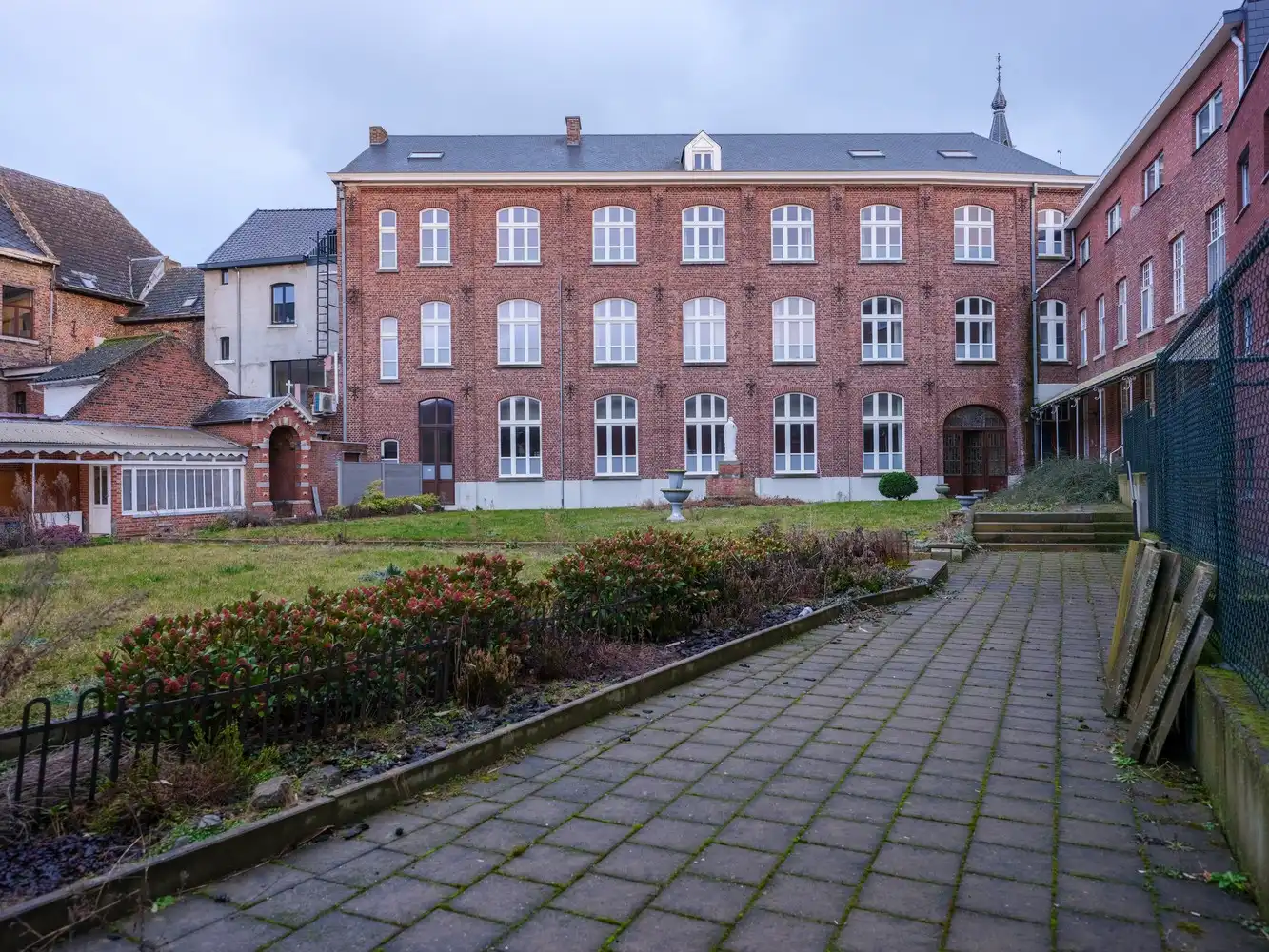 Uniek: voormalig klooster op een toplocatie met een enorm potentieel foto 37