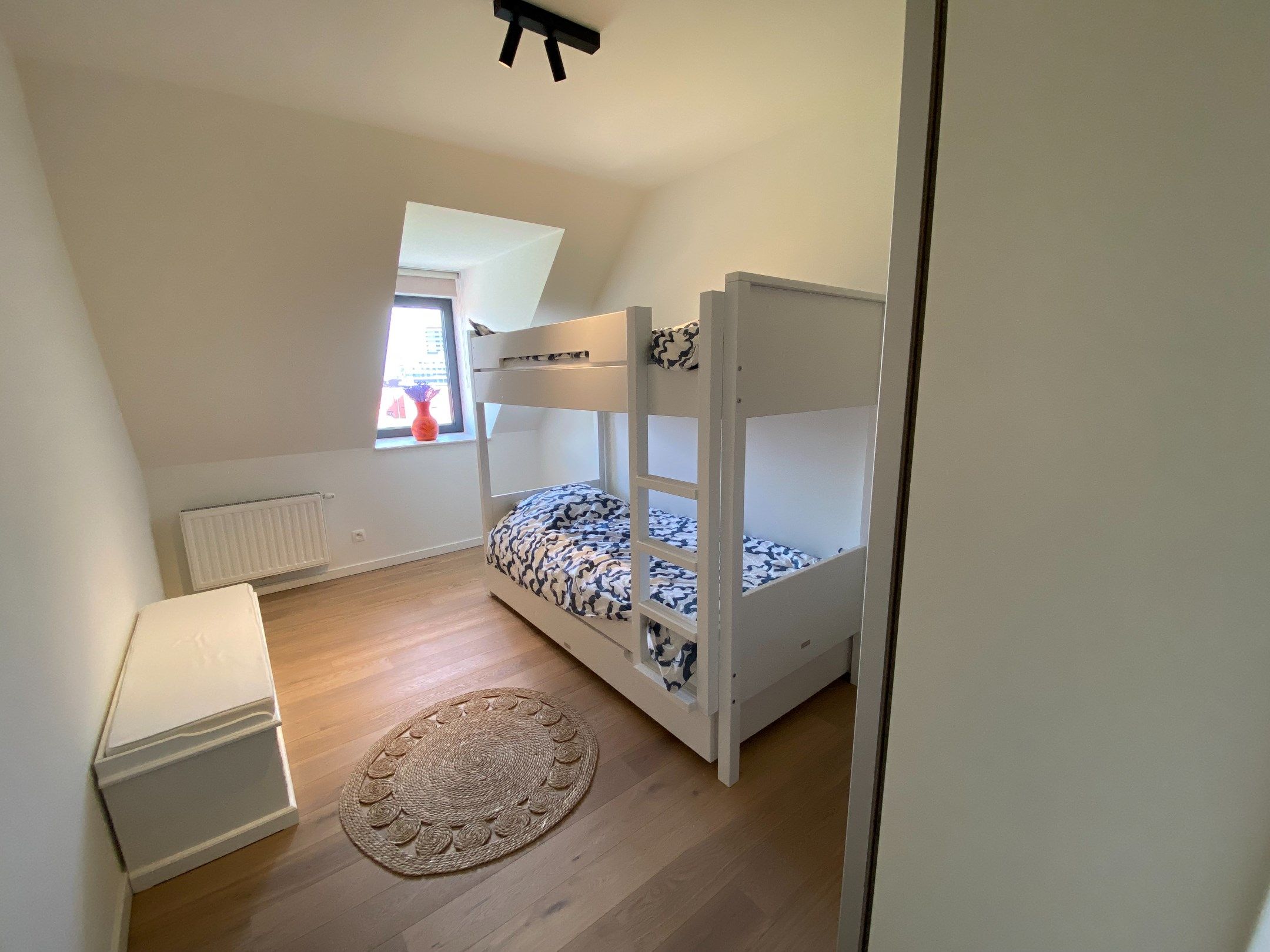 GEMEUBELD - Duplex appartement MET TWEE SLAAPKAMERS gelegen in DUINENWATER te Knokke-Heist. foto 16