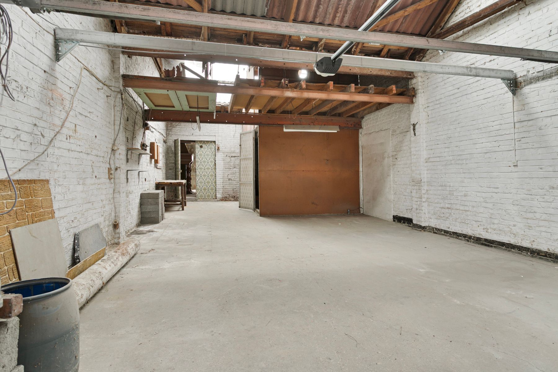 Te renoveren woning met zeer grote garage ! foto 2