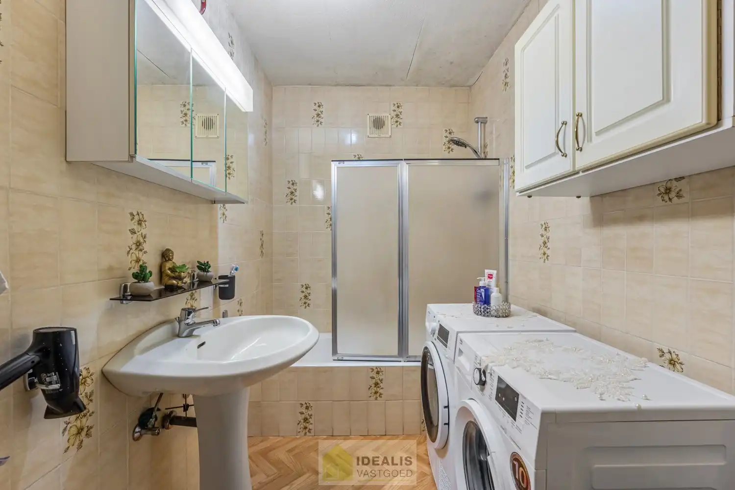 IDEALIS VASTGOED – CENTRAAL, DOCH ZEER RUSTIG GELEGEN 3-SLPKMR APPARTEMENT IN HET CENTRUM VAN HEPPEN (LEOPOLDSBURG)! – Correct onderhouden appartement van ca. 100m² op de tweede verdieping met een aangename leefruimte met aansluitend keuken, 3 slaapkamers, bergruimte en badkamer. Het appartement beschikt tevens over een privatieve kelder en aparte garagebox. Geschikt voor zij die zoeken naar betaalbaar wonen in het centrum van Heppen. foto 16