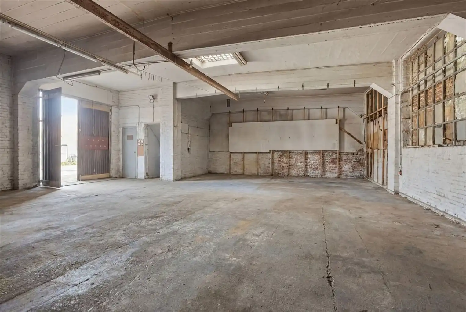 Ruime halfopen stadswoning met 3 slaapkamers, gezellige binnenkoer en achterliggende loods in het centrum van Maaseik. foto 26