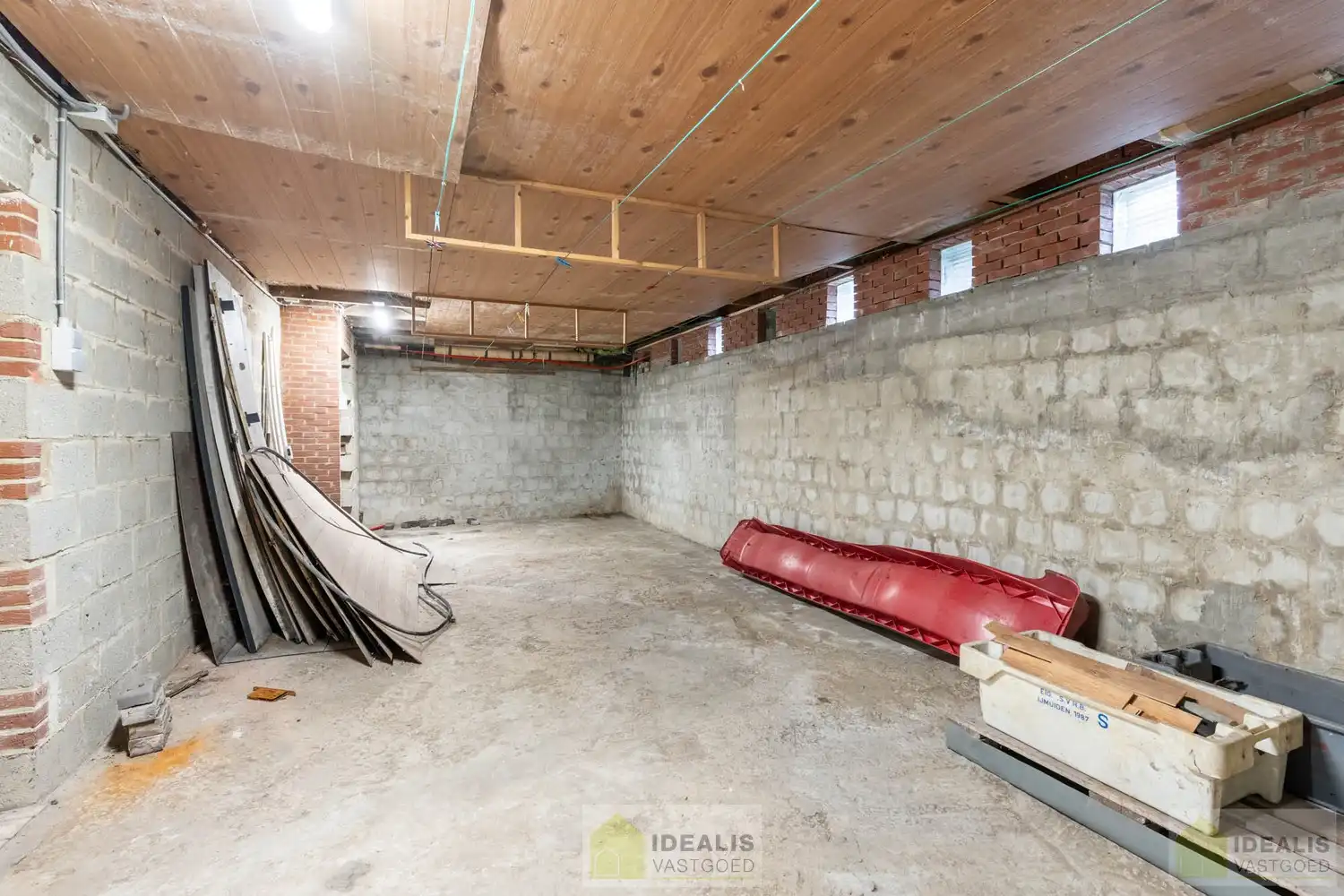 INSTAPKLARE GERENOVEERDE BUNGALOW MET LICHTRIJKE LEEFRUIMTE EN AANSLUITEND ZEER RUIME MODERNE KEUKEN, BADKAMER, VERANDA EN 3 GOEDE SLAAPKAMERS OP EEN KNAP PERCEEL VAN 9A 48A. DAARNAAST IS DE WONING VOLLEDIG ONDERKELDERD! Deze goed ingedeelde woning omvat +-145m² bewoonbare oppervlakte verdeeld over een lichtrijke woonkamer met aansluitend een zeer ruime moderne keuken, badkamer, veranda, 3 goede slaapkamers en tevens is de woning volledig onderkelderd. De woning is gelegen op een aangenaam perceel van 9a 48ca vlakbij het centrum van Bree, op fietsafstand van winkels, horeca en scholen,… Zeer geschikt voor kandidaten op zoek naar een gerenoveerde woning die ruimte en rust biedt doch dicht bij allerlei faciliteiten is gelegen. foto 22