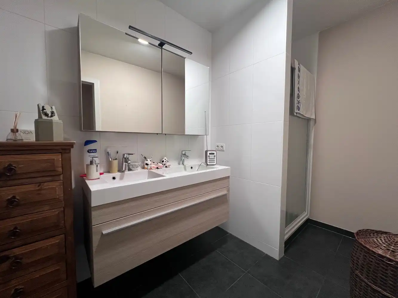 Appartement met 2 ruime slaapkamers en garage. foto 4