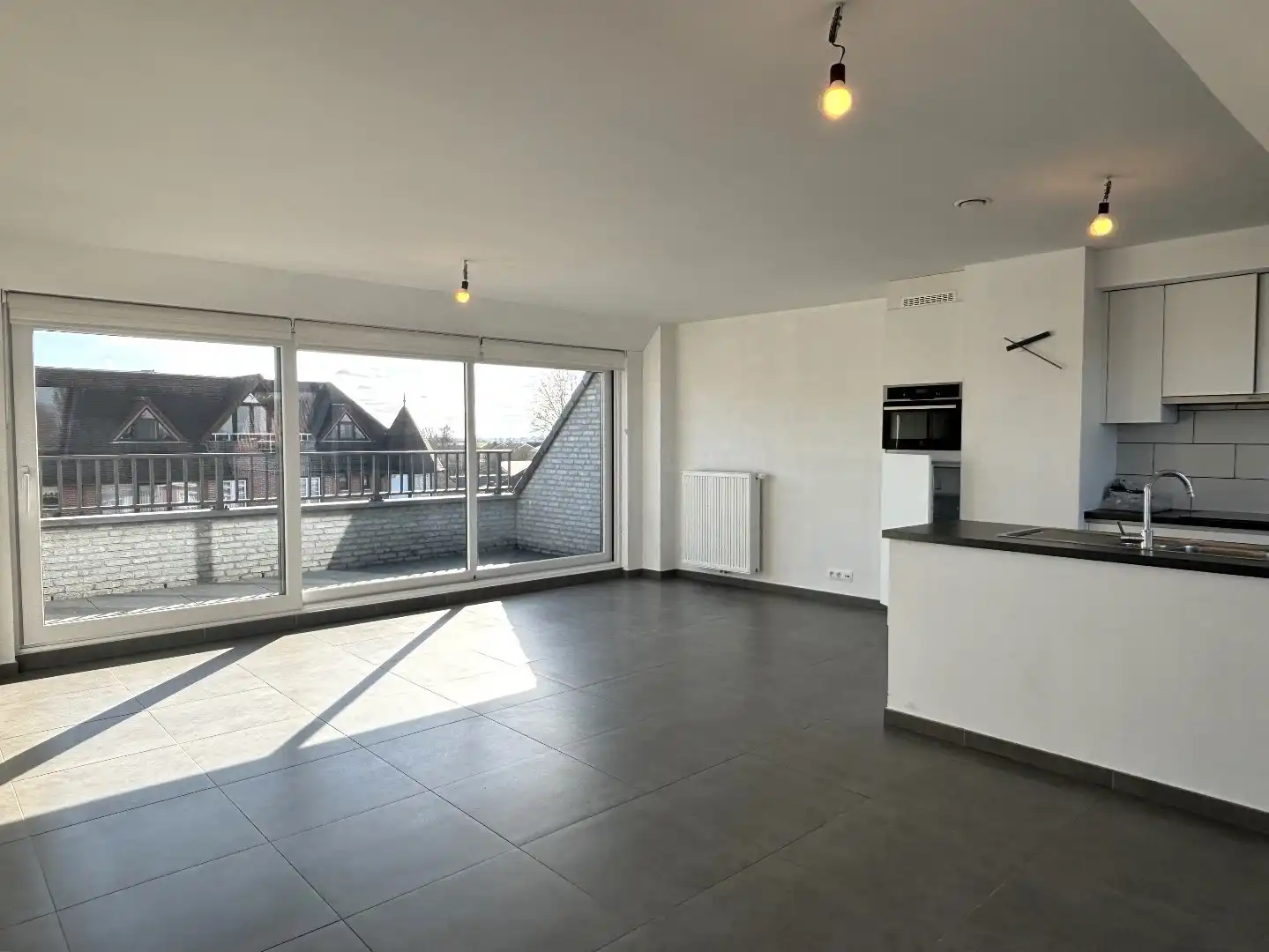 KWALITATIEF AFGEWERKT DAKAPPARTEMENT MET 2 SLAAPKAMERS, GARAGEBOX EN AUTOSTAANPLAATS foto 3