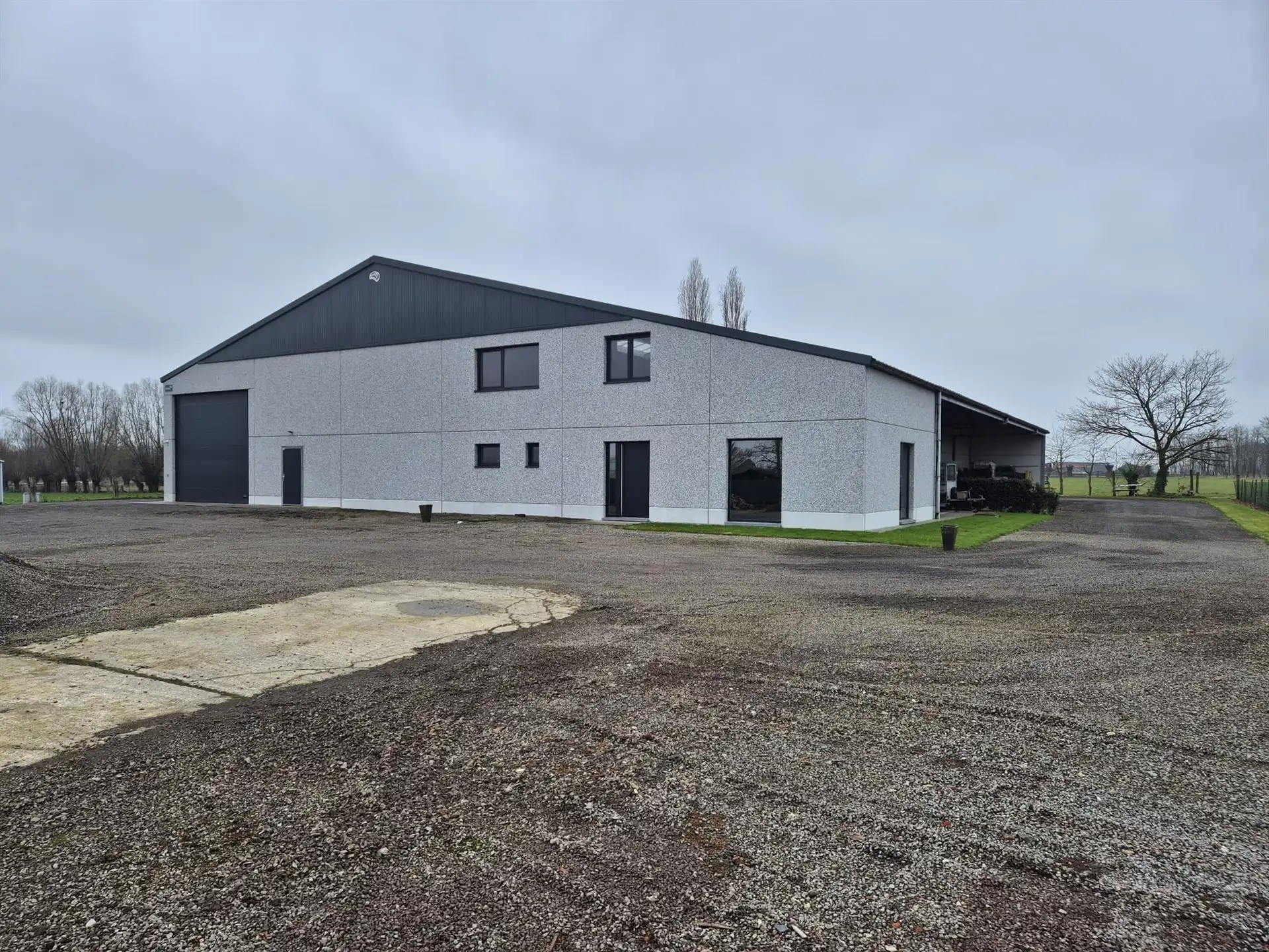 Loods van ± 1.000 m² met ruime buitenopslag. foto {{pictureIndex}}