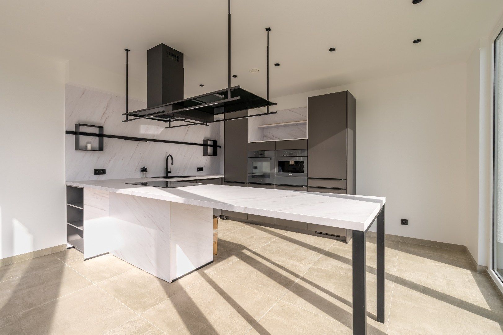 Instapklare gezinswoning met garage, 5 slaapkamers, 2 badkamers én een zonnige tuin foto 9