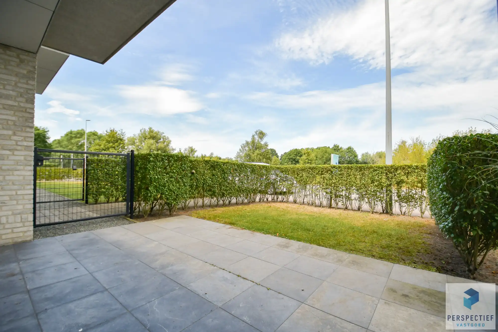 BEZOEKMOMENT WOENSDAG 15/07 VAN 16.30U TOT 17.30U | Ruim gelijkvloers appartement met 2 slaapkamers, voor- én achtertuin met terras & staanplaats foto 3