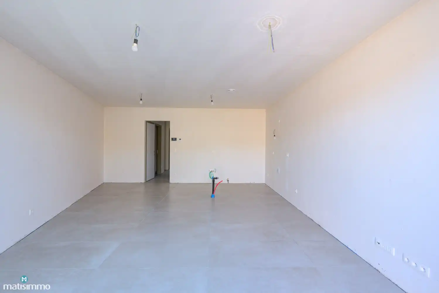 INSTAPKLAAR NIEUWBOUW GELIJKVLOERSAPPARTEMENT MET RUIM TERRAS, BUITENBERGING EN CARPORT IN HET HARTJE VAN HOESELT (KEUKEN EN BADKAMER NOG ZELF TE KIEZEN - INBEGREPEN IN DE PRIJS) foto 4