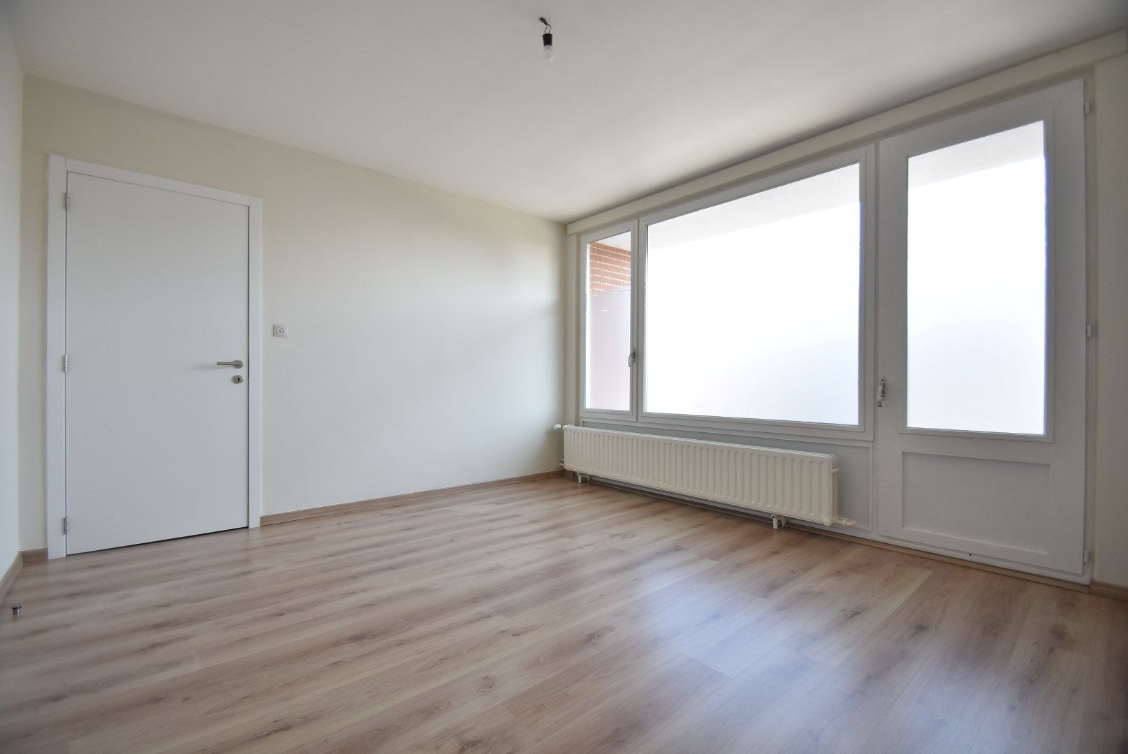 * * WACHTLIJST VOLZET * * Zeer grondig en geslaagd gerenoveerde woning met terras en dubbele autostandplaats foto 23