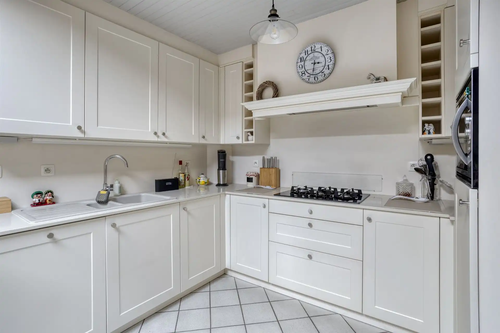 Instapklare woning met 3 slaapkamers, tuin en parkeerplaats foto 8