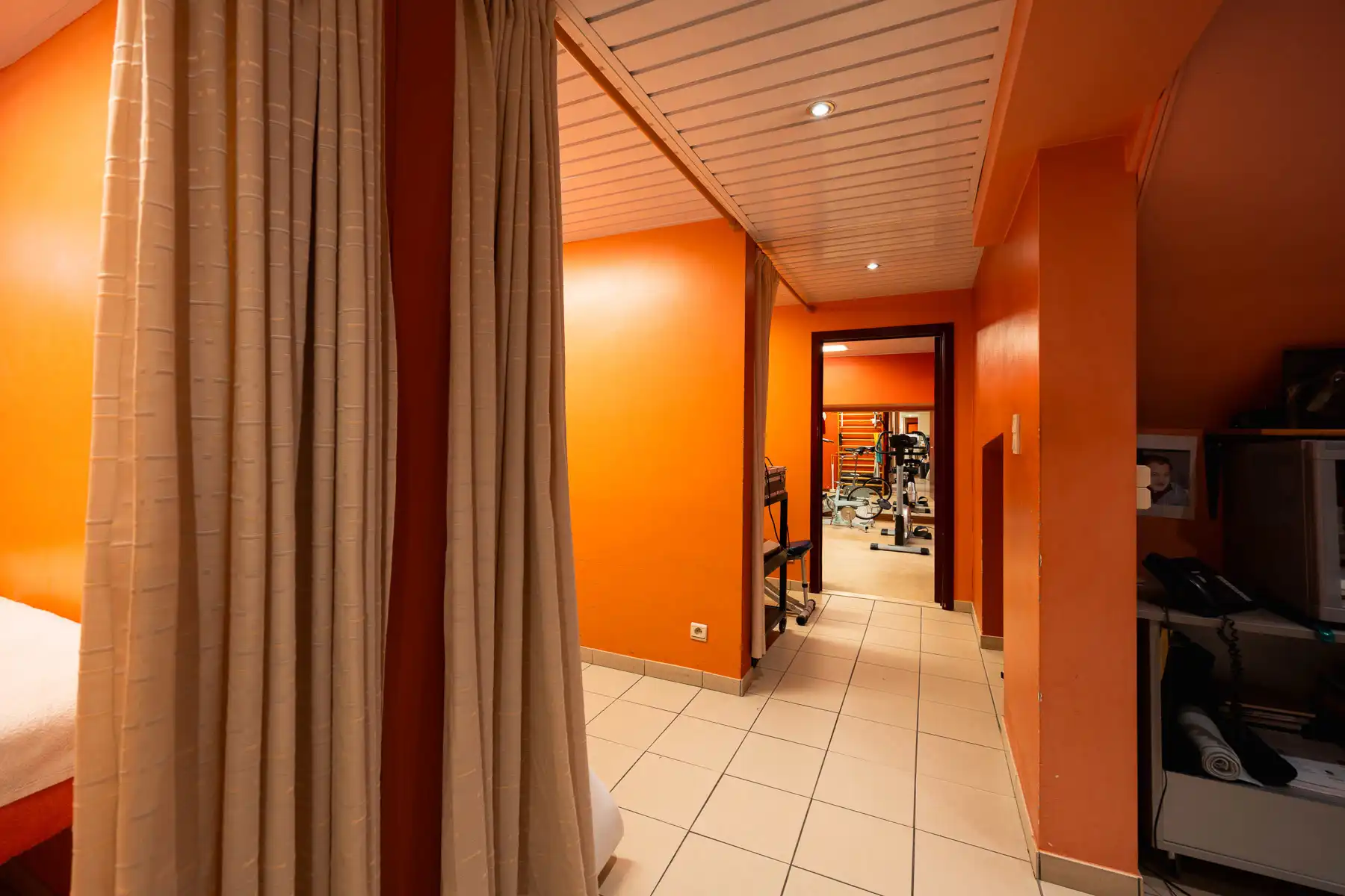 Statige villa met uitzonderlijk veel ruimte en potentieel  foto 26